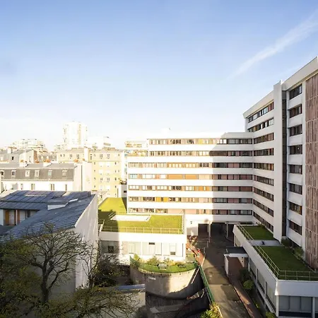 Bright With Sunny Balcony Paris
