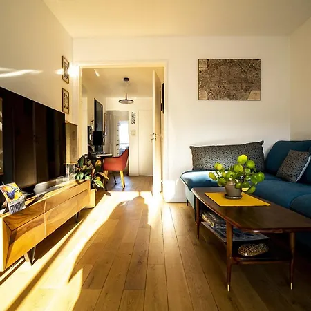 Bright With Sunny Balcony Parigi